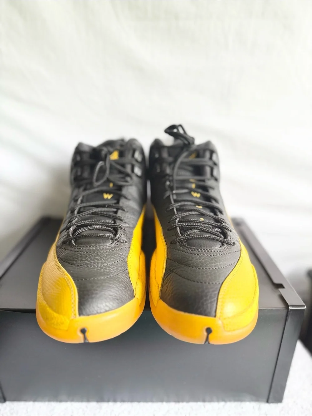 AUTHENTIC Jordan 12 Retro Black University Gold size 9 130690-070 2020 PRE-OWNED
